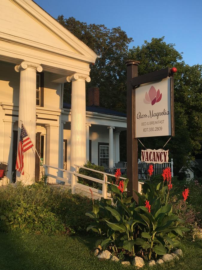 Glass Magnolia Bed & Breakfast *