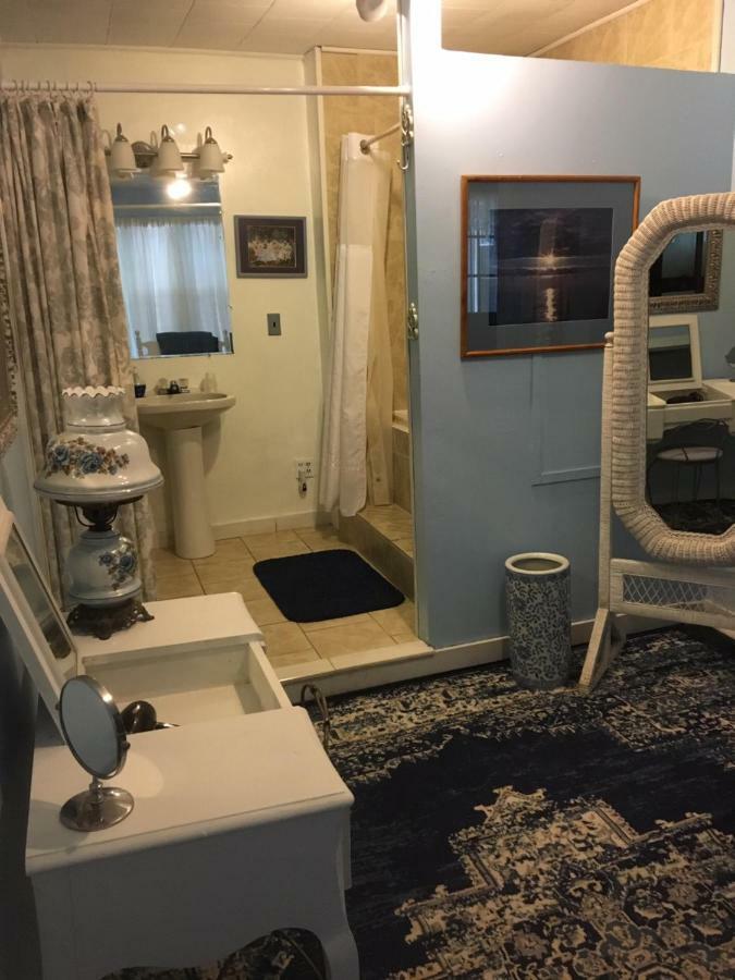 Glass Magnolia Bed & Breakfast *