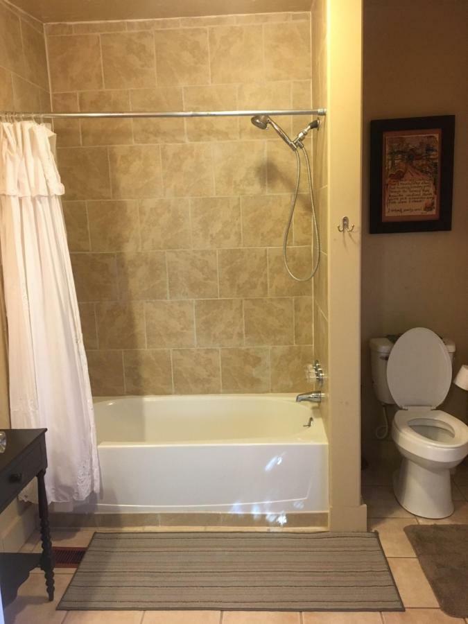Glass Magnolia Bed & Breakfast *