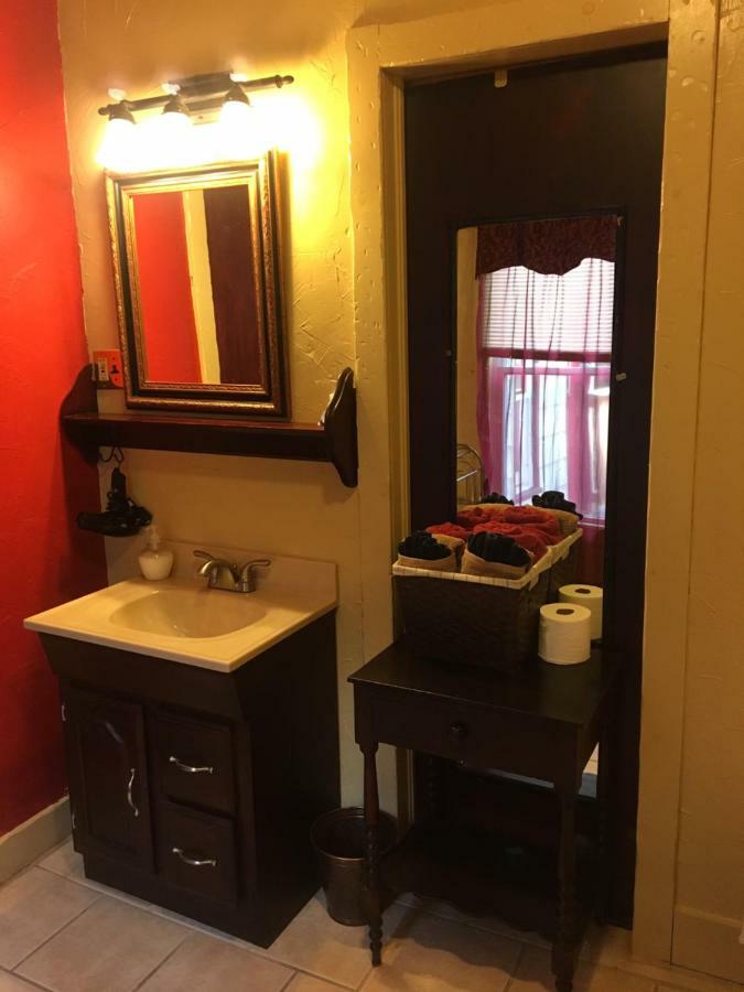 Glass Magnolia Bed & Breakfast *